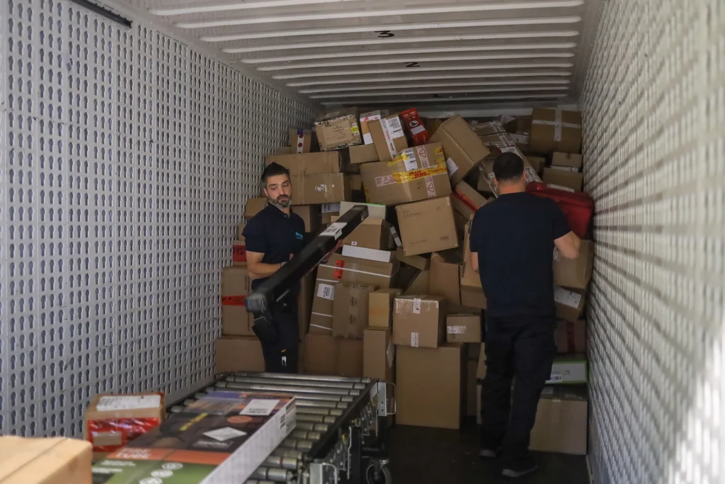 DHL Container entladen