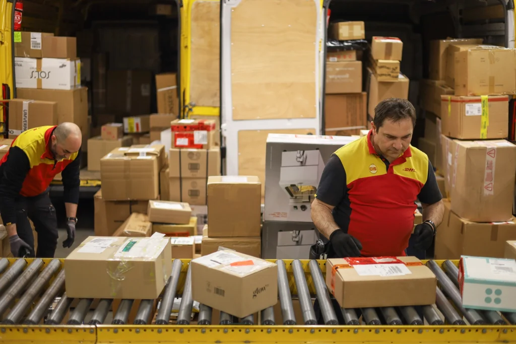 Pakete sortieren bei DHL Thun