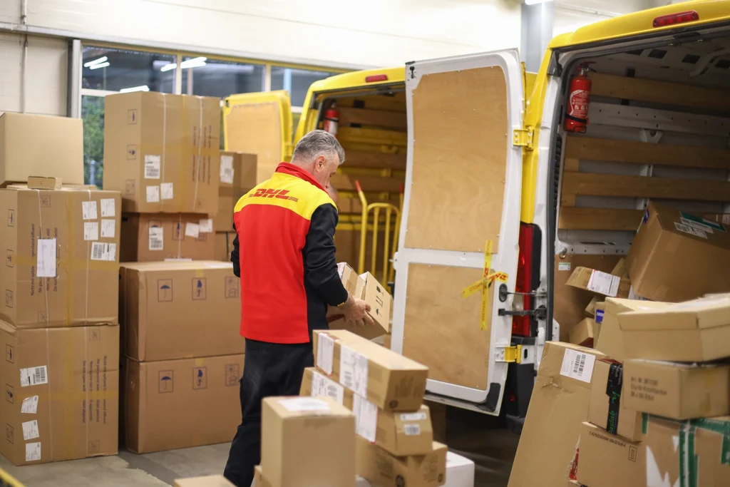 Pakete verladen bei DHL Thun
