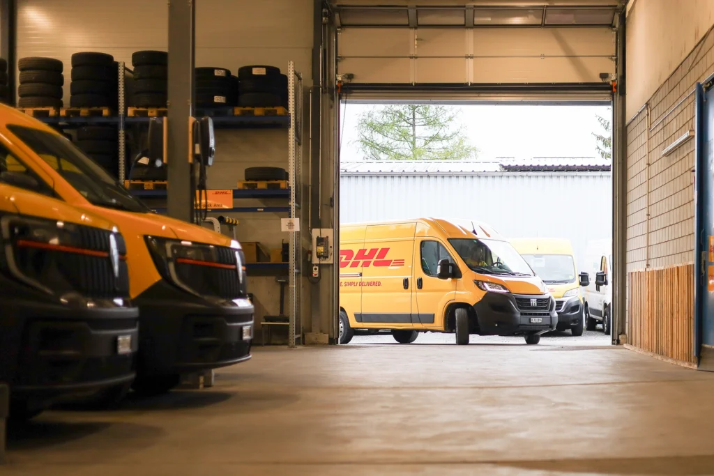 Speditionshalle felog AG Thun mit Transporter