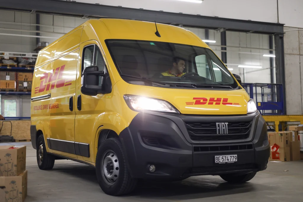 DHL Transporter in Speditionshalle