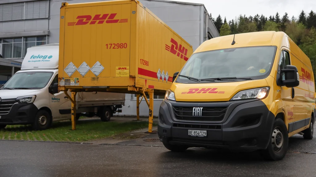 DHL Fahrzeug verlässt Verteilerzentrale in Thun