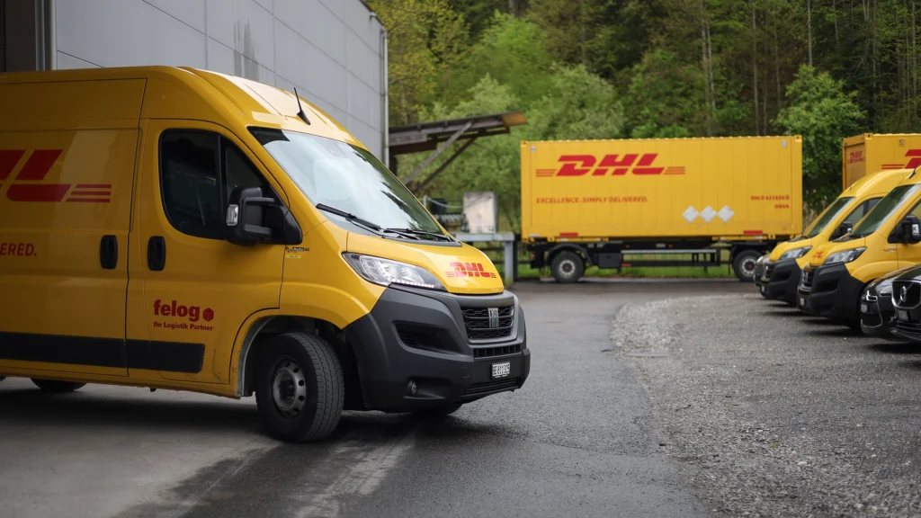 DHL Transporter verlässt Standort Thun