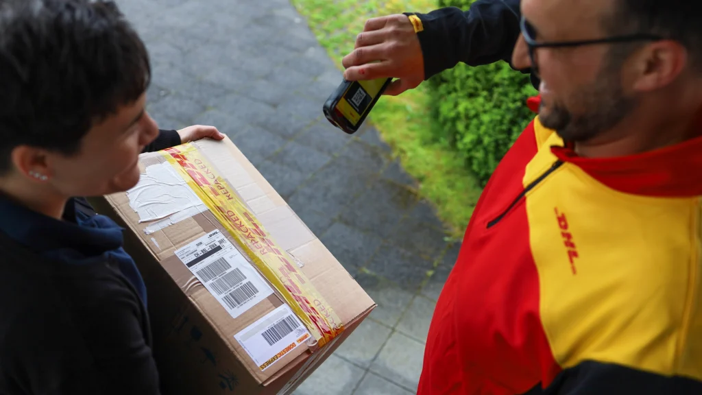 Kunde empfängt DHL Paket