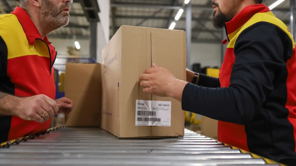 DHL Mitarbeiter besprechen Lieferung