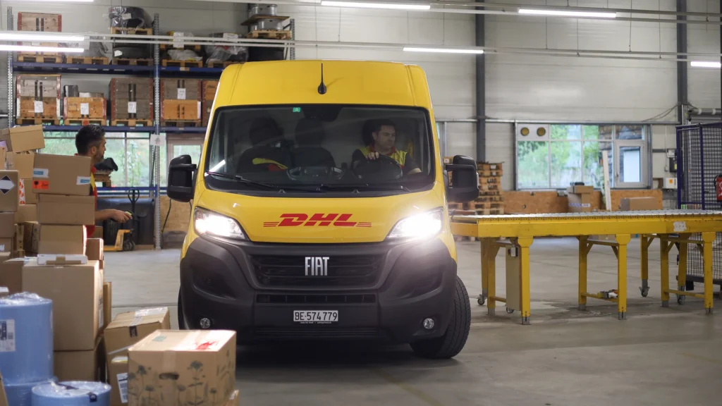 DHL Transportfahrzeug verlässt Verteilerzentrum Thun